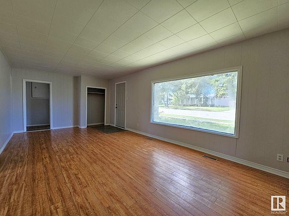 4th image of 4729 47th St