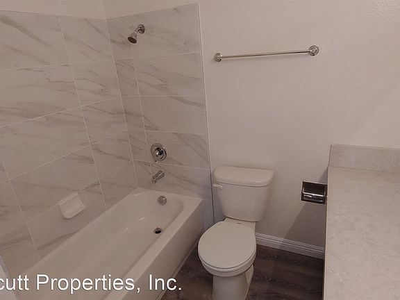 5th image of 3211 Eichenlaub St