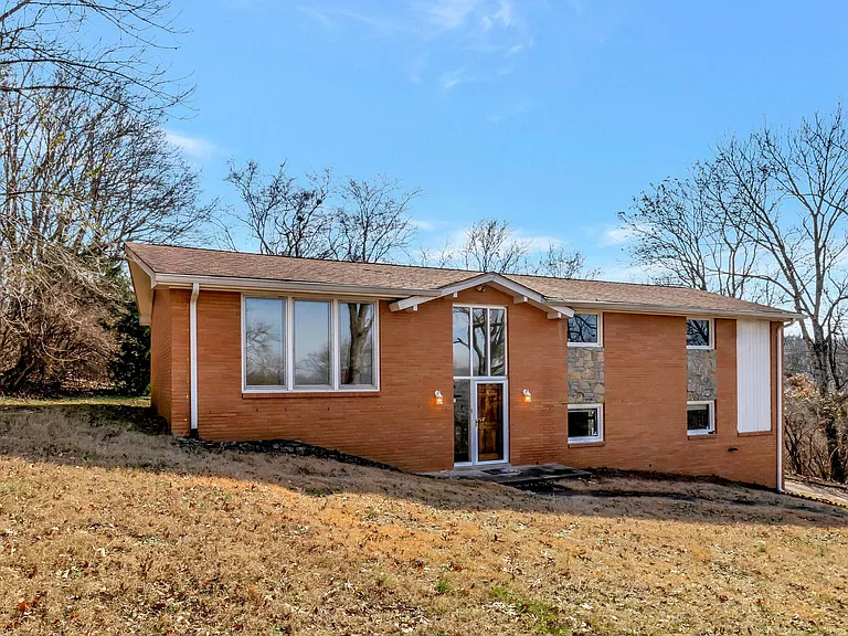 6469 Fleetwood Dr — Photo 2
