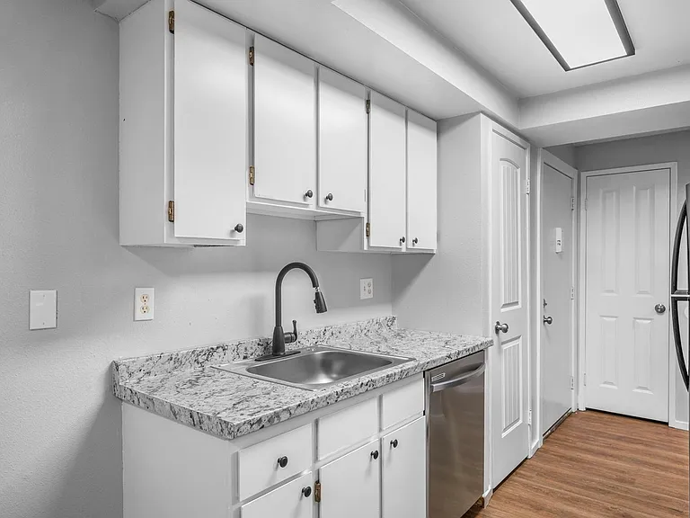 River Court Apartments - Updated Units With A View! — Photo 16