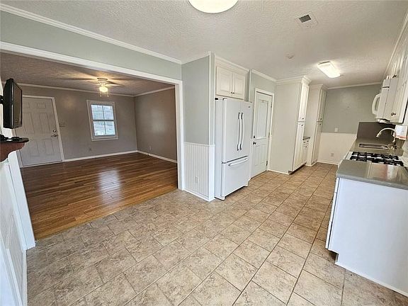 5th image of 104 Fincher St