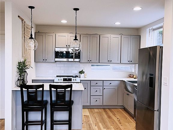 Beautiful custom kitchen, soft-close cabinets, plenty of storage and quartz countertops