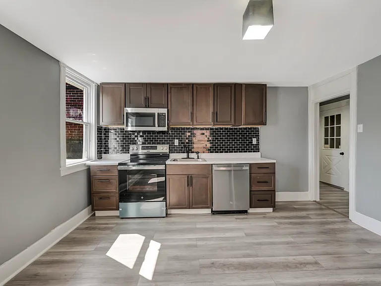 128 E Broad St #C — Photo 29