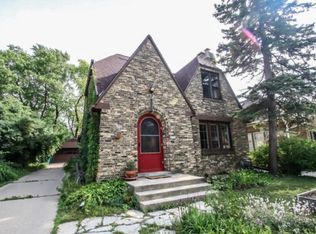 2111 E Beverly Rd, Shorewood, WI 53211