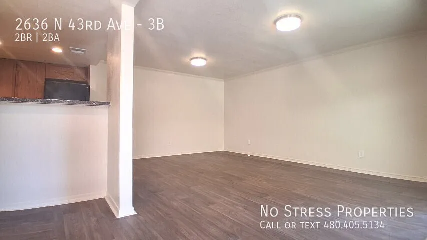 2 Bed Condo off 43rd Ave and Thomas With Walk-In Shower! — Photo 2