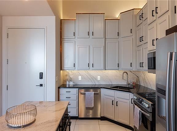 5th image of 700 E 8th St #Penthouse 3