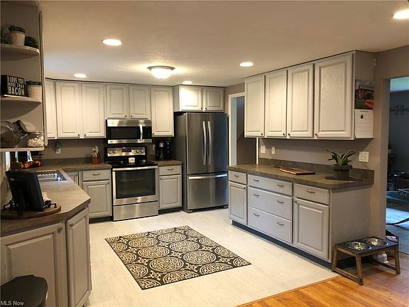 2nd image of 2322 Sherwin Dr