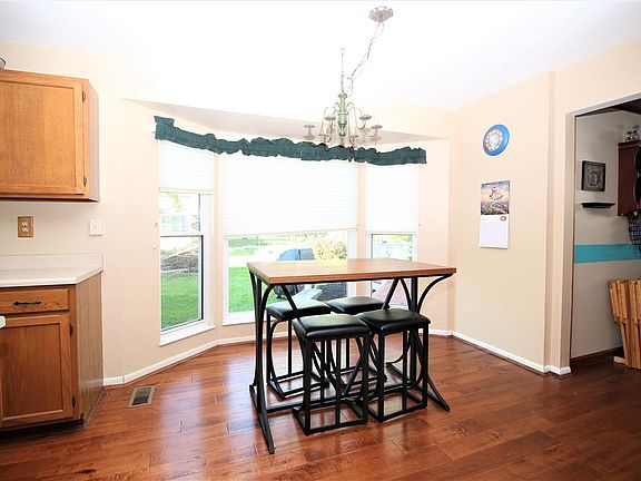 4th image of 2236 Forest Lawn Dr