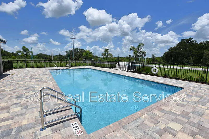 3 bed, 2.5 bath, 1694 sqft, $1,799 — Photo 2