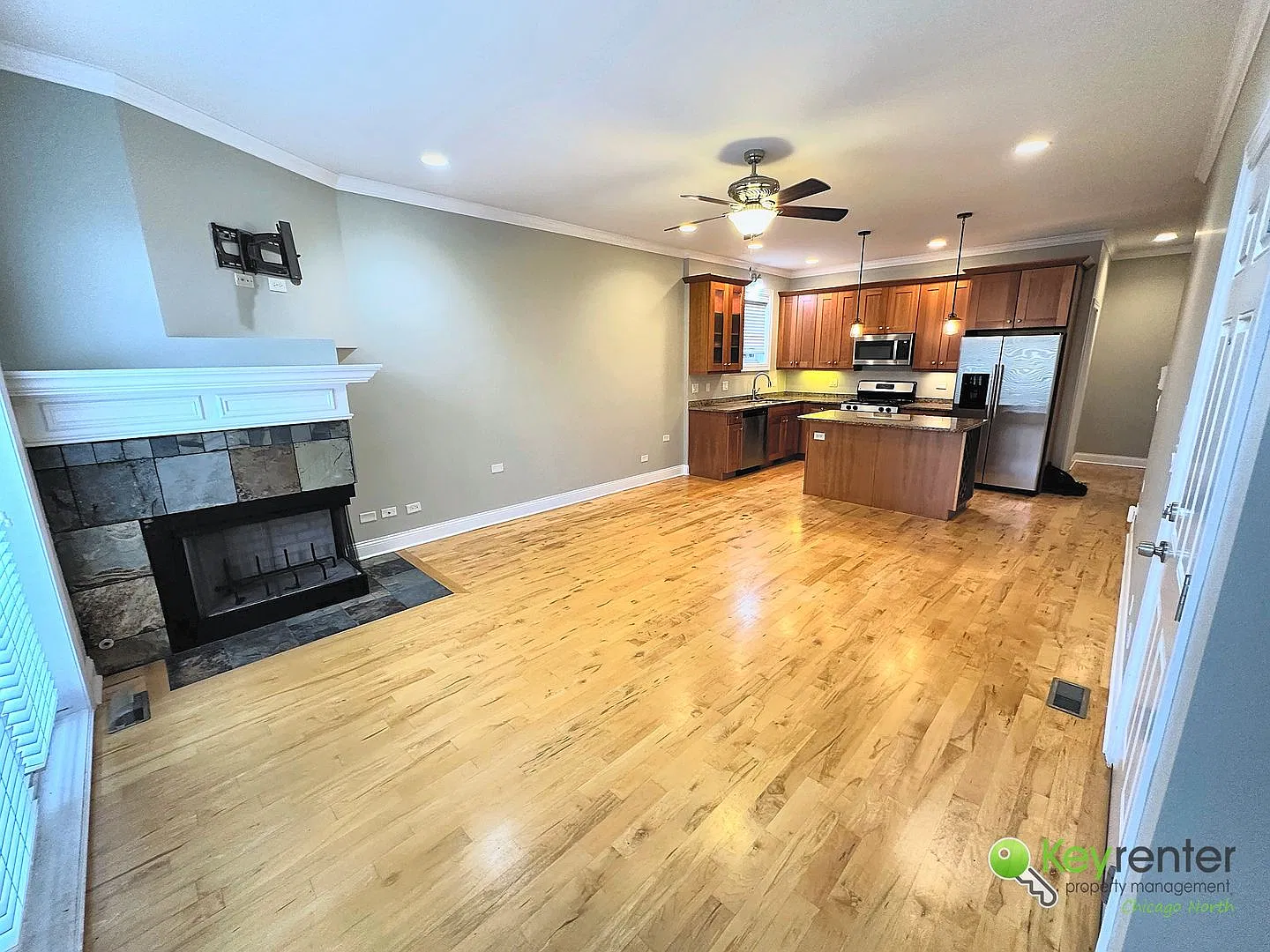 Stunning 2 Bed, 2 Bath Condo with Garage Parking & Private Outdoor Space in Rogers Park! — Photo 3