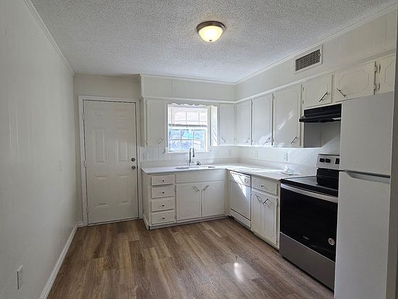 4th image of 1910-1911 S El Paso Ave #15