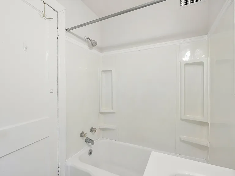 504 Pelham Dr — Photo 9