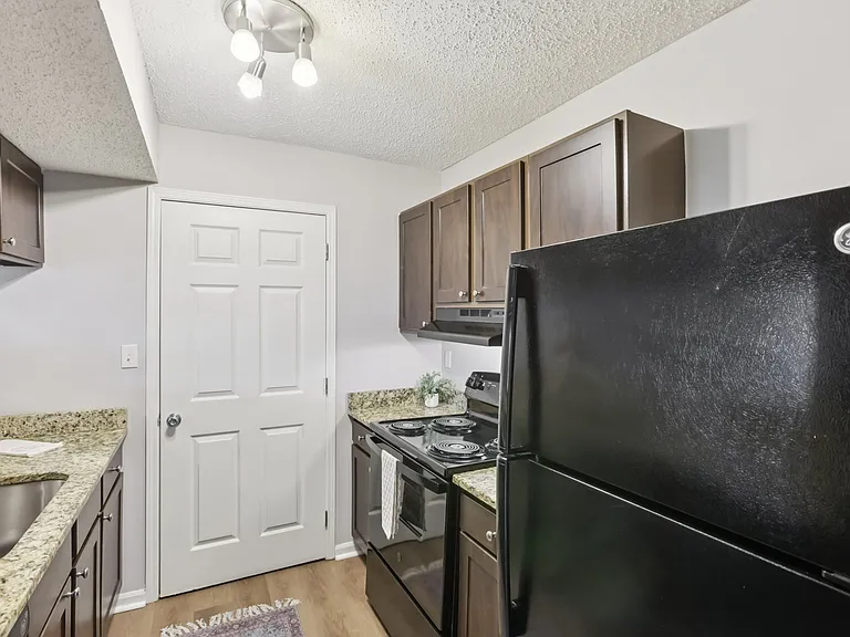Hunters Point Apartments — Photo 41