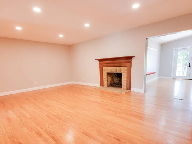 327 Royal Village Dr — Photo 9