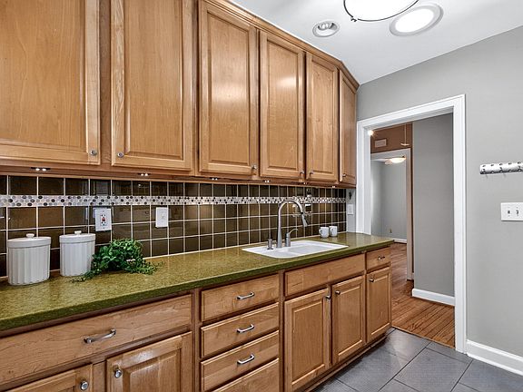 5th image of 1506 Hanover St