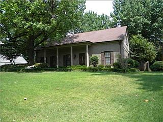 2nd image of 1926 Thorncroft Dr