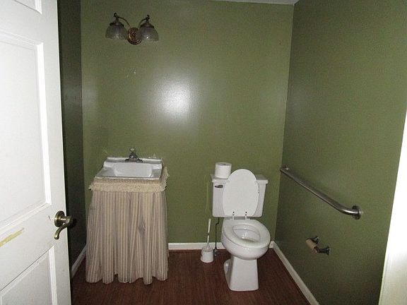 4th image of 632 W Barnard St