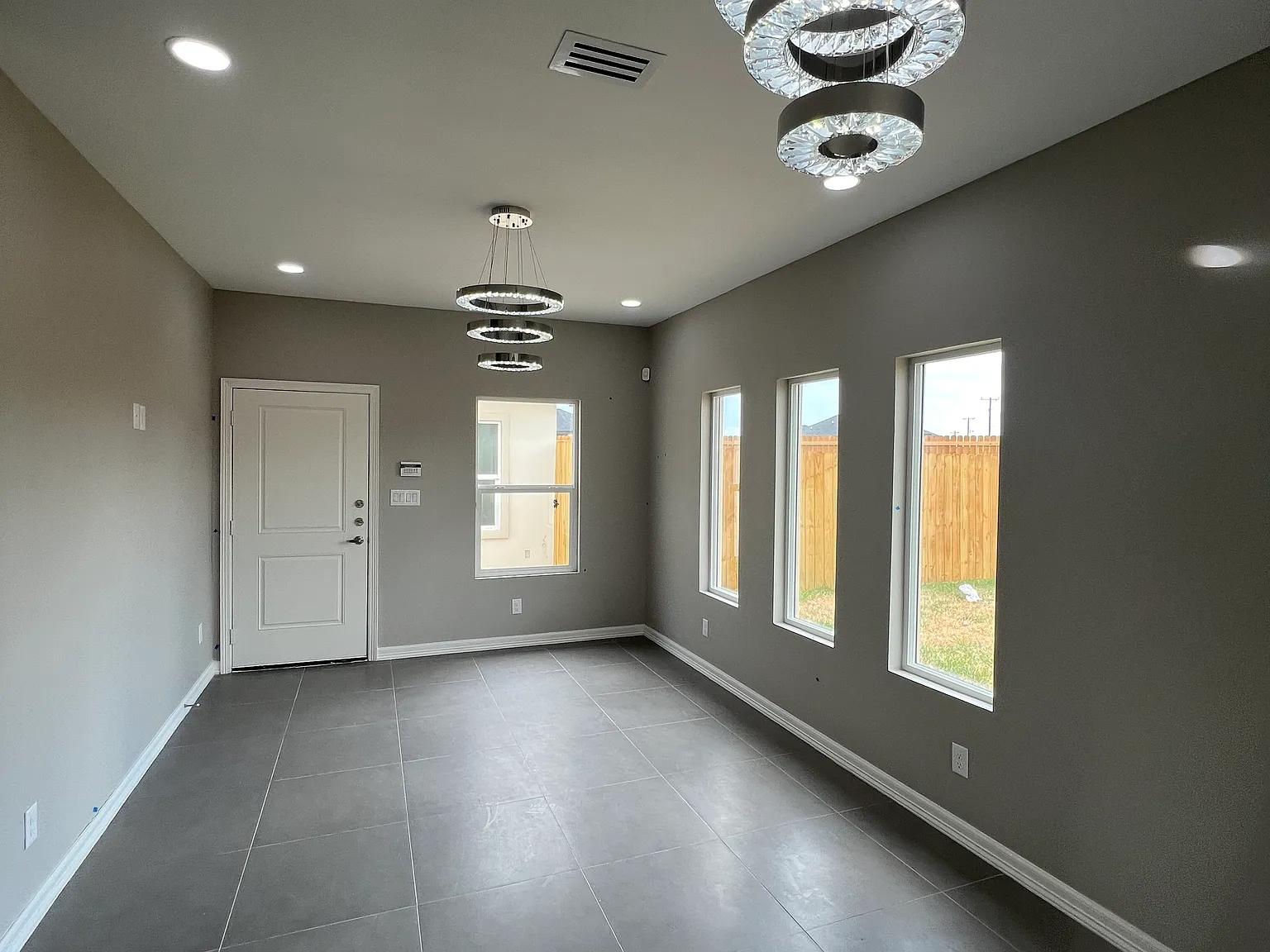 Modern Apartments In Gated Community.(Shary Rd & 4 Mile).+Large Backyard. — Photo 3