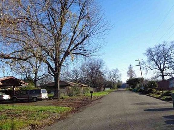 Exterior Neighborhood (street photo)