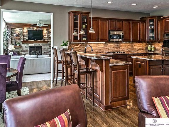 4th image of 18423 Pierce Cir