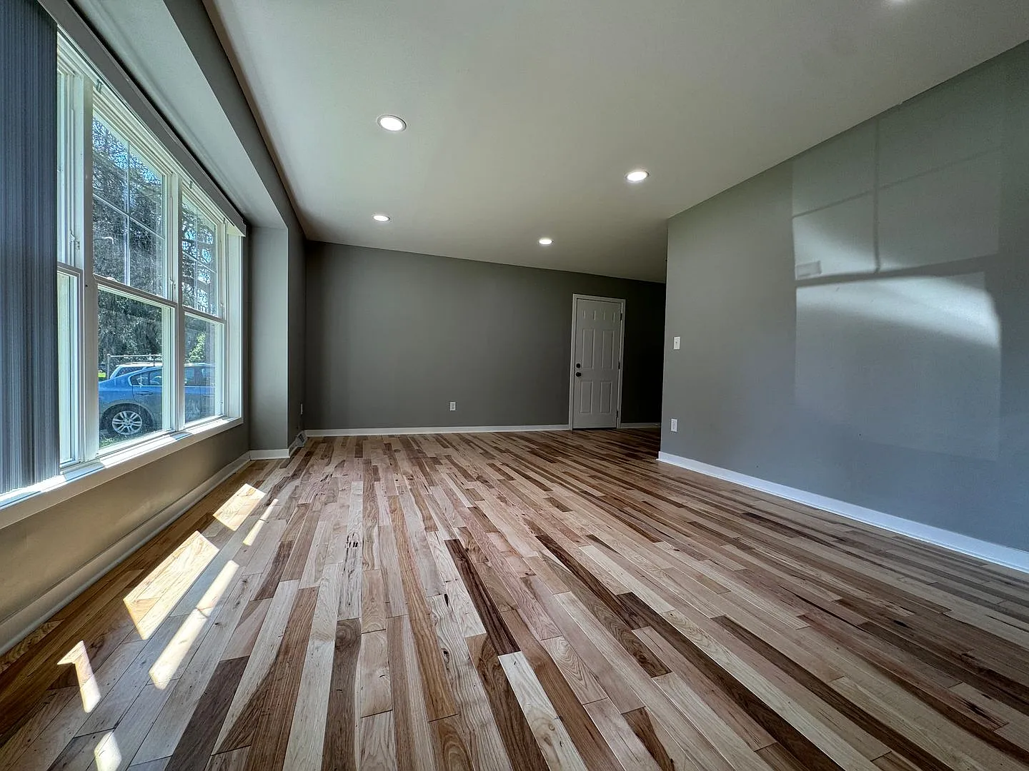 Beautiful 5 Bedroom 2 Bathroom Home + Den in Brooklyn Park! — Photo 2