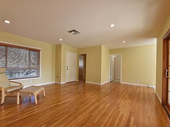 4th image of 3916 N Broadmoor Ave