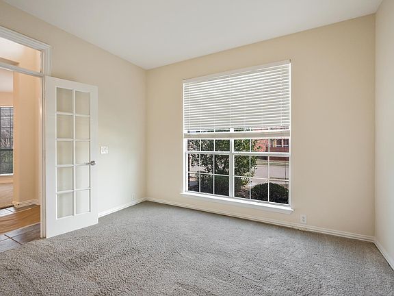 4th image of 1069 Crystal Lake Dr