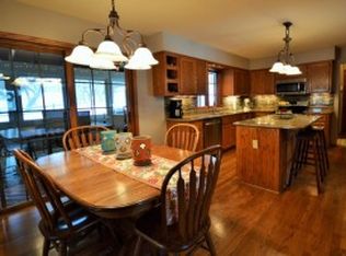 850 Calico Ct, Waukesha, WI 53186