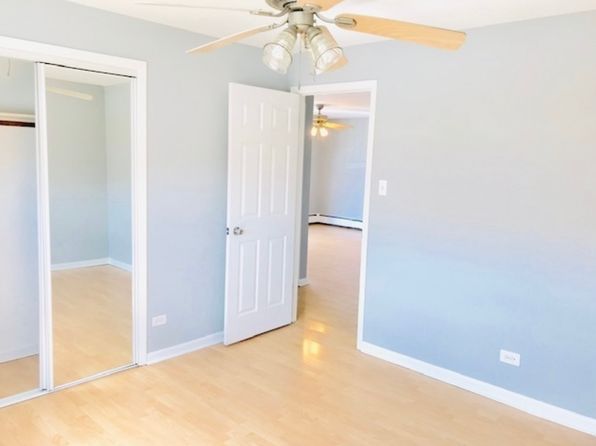 8302 47th St APT 8, Lyons, IL 60534