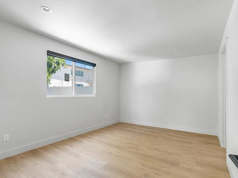 266 S Park View St #266 — Photo 13