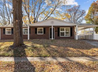 1370 Swallow Ln, Florissant, MO 63031