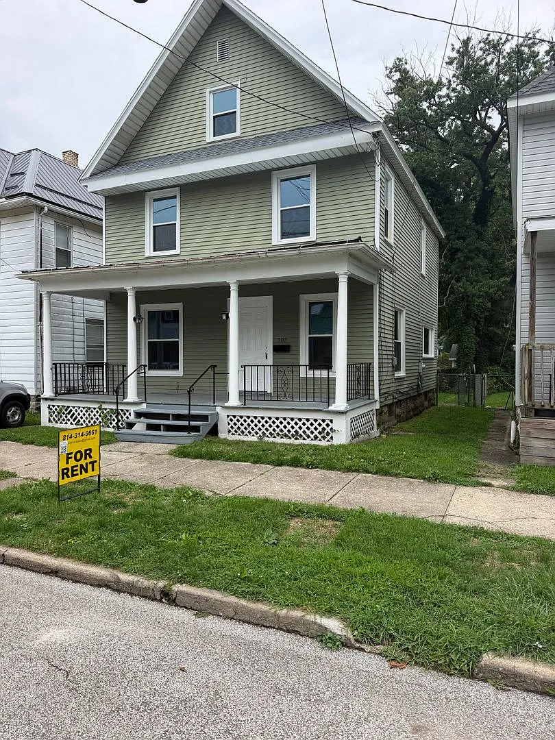 Large 4 Bedroom House — Photo 1