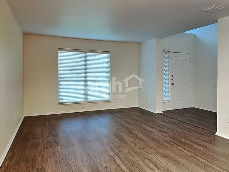 1036 Cove Hollow Dr — Photo 8