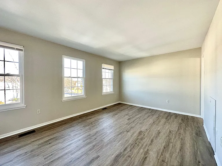 402 Carousel Ct — Photo 17