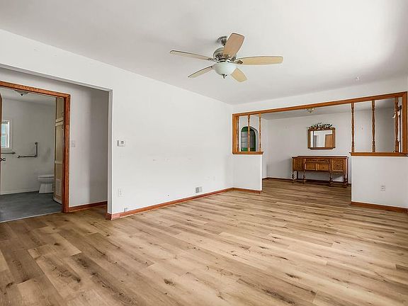 5th image of 104 W Park St
