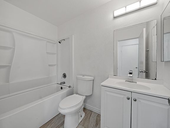 3rd image of 3805 Winona Ave APT 5