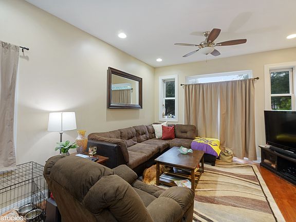 4th image of 3519 W Medill Ave