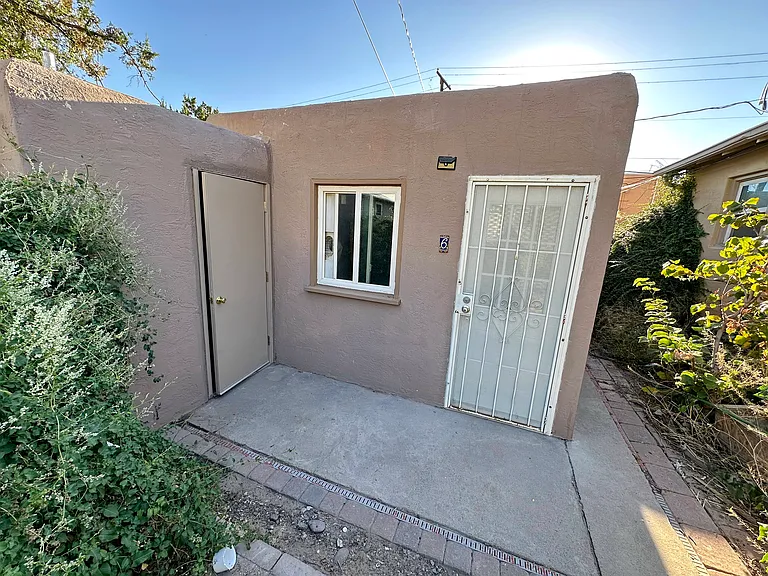 Updated & Charming 2 bed, 2 bath just 1 block to UNM — Photo 16