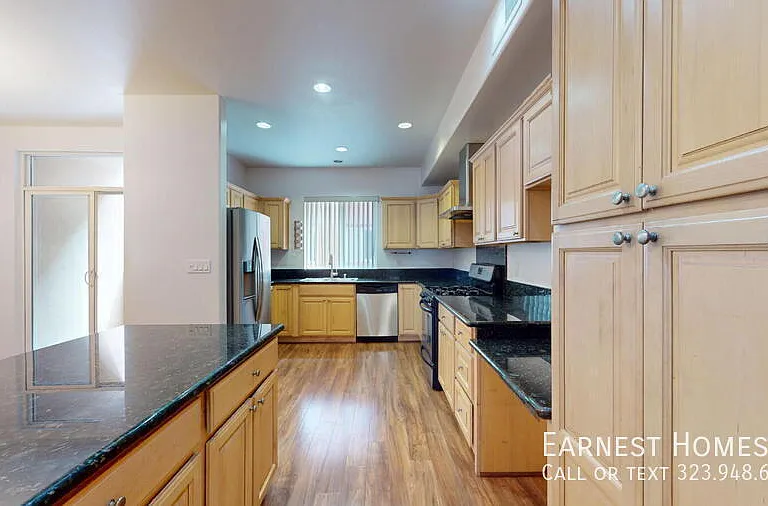 11622 Oxnard St — Photo 6