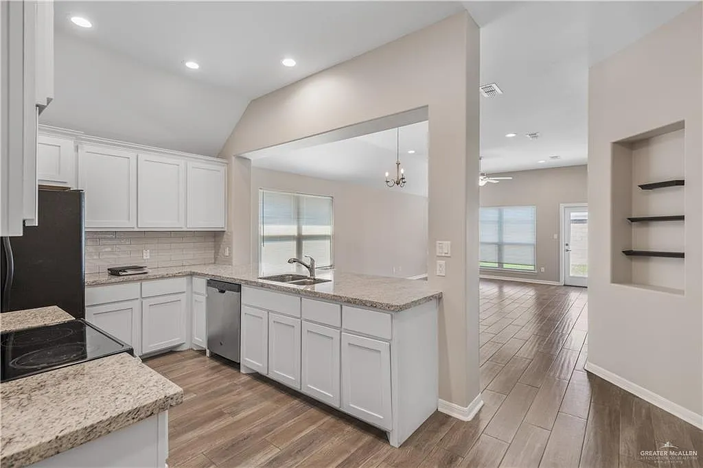 3 bed, 2.0 bath, 1648 sqft, $1,900 — Photo 3