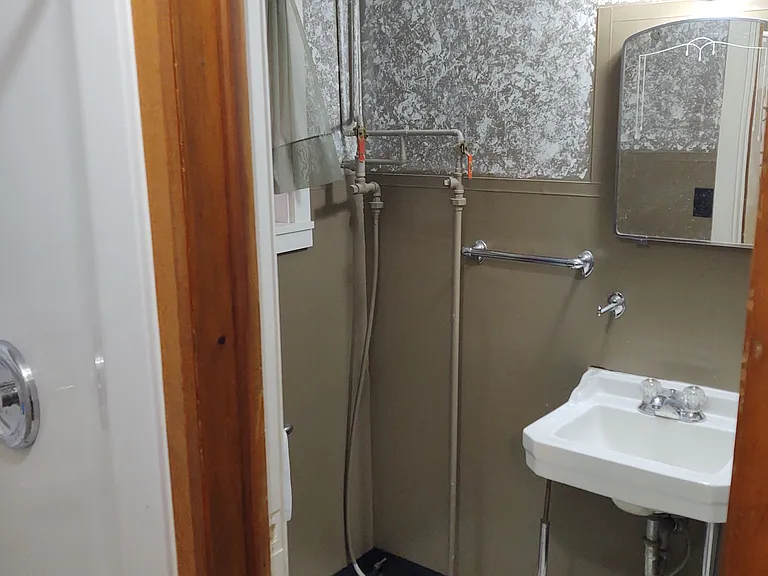 295 E Maple St — Photo 2