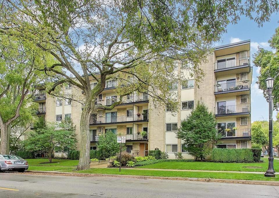 1st image of 828 Oakton St