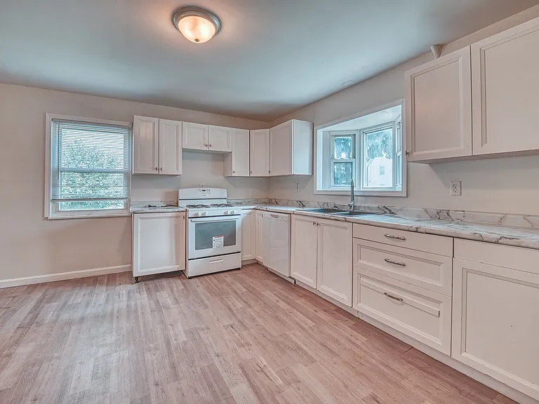 1139 Miller Ave — Photo 6