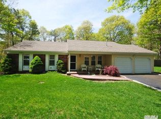 14 Hastings Dr, Ridge, NY 11961