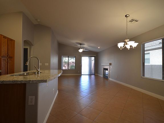 4th image of 1070 E Vernoa St