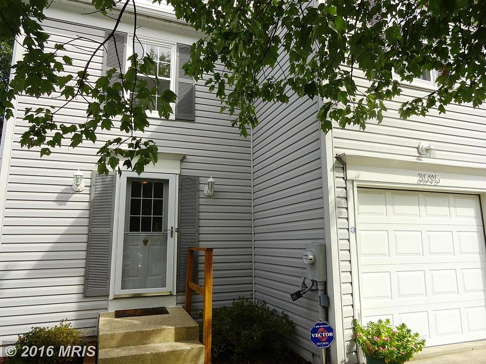 Detached Colonial on a cul-de-sac