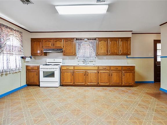 3rd image of 564 Saint Ann St