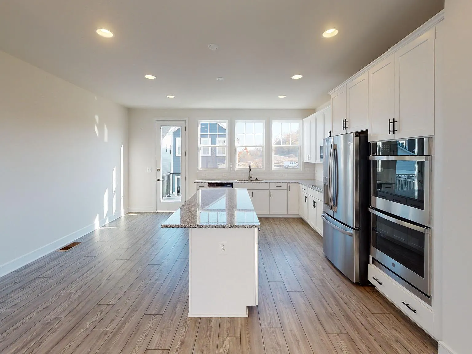 3 bed, 4.0 bath, 2215 sqft, $3,500 — Photo 3