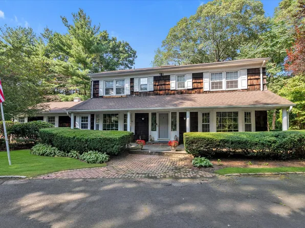 8 Rolling Drive, Brookville, NY 11545