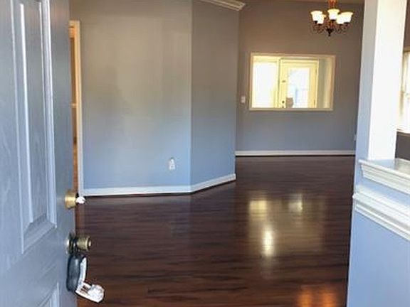 3rd image of 905 Lowry Ct